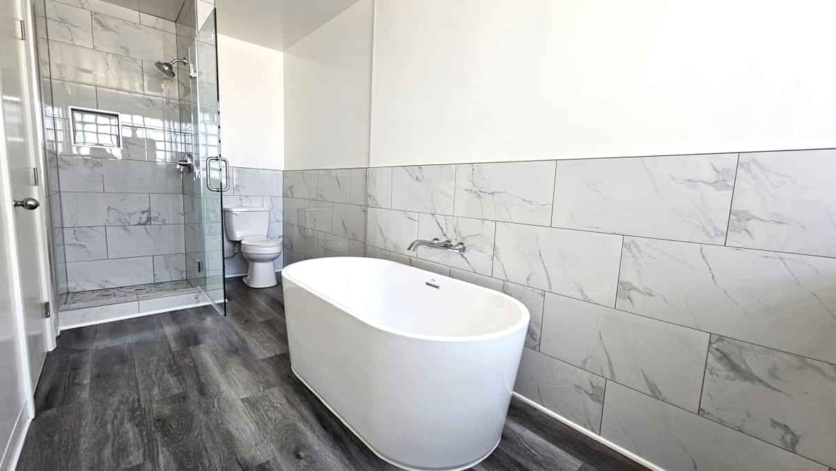 Lindbrook Manor Apartments, Los Angeles - Los Angeles, California, United States - Bathroom