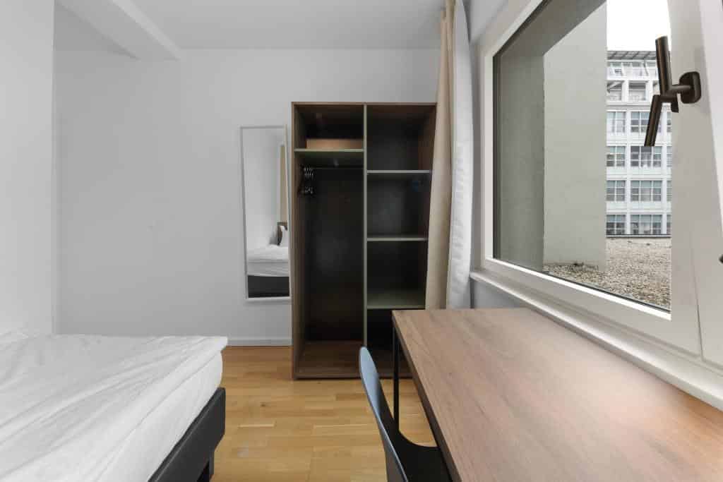 Exterior?w=400&h=260&fit=crop&q=40&auto=format&trim=auto