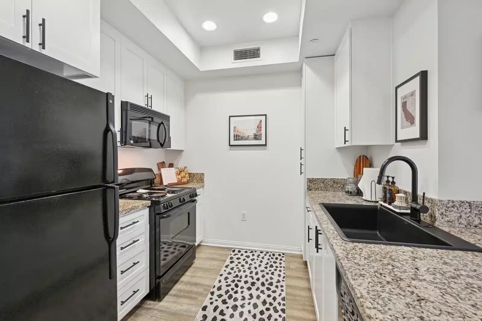 West 27th Place, Eugene - Los Angeles, California, United States - Kitchen