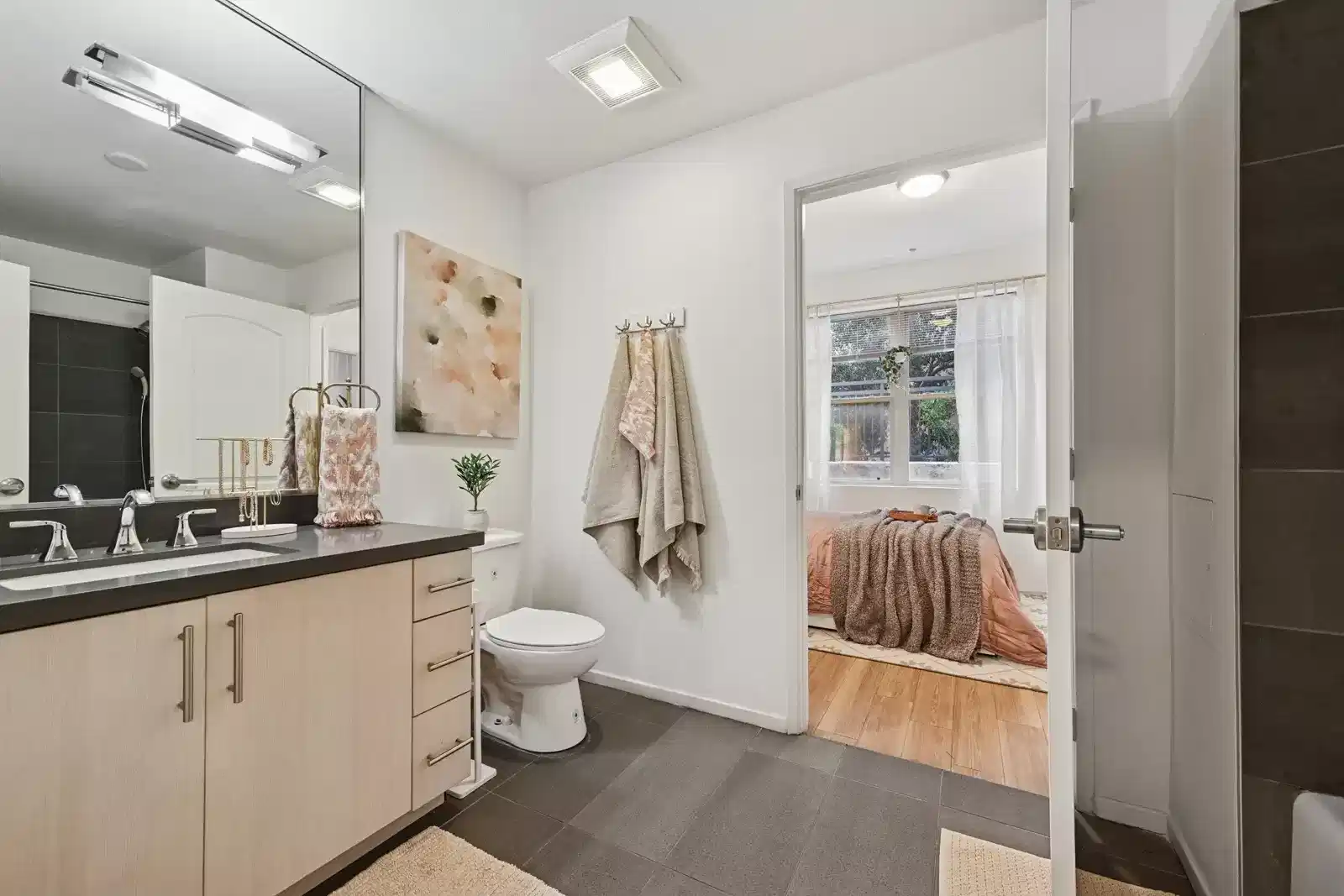 Icon Plaza, Los Angeles - Los Angeles, California, United States - Bathroom