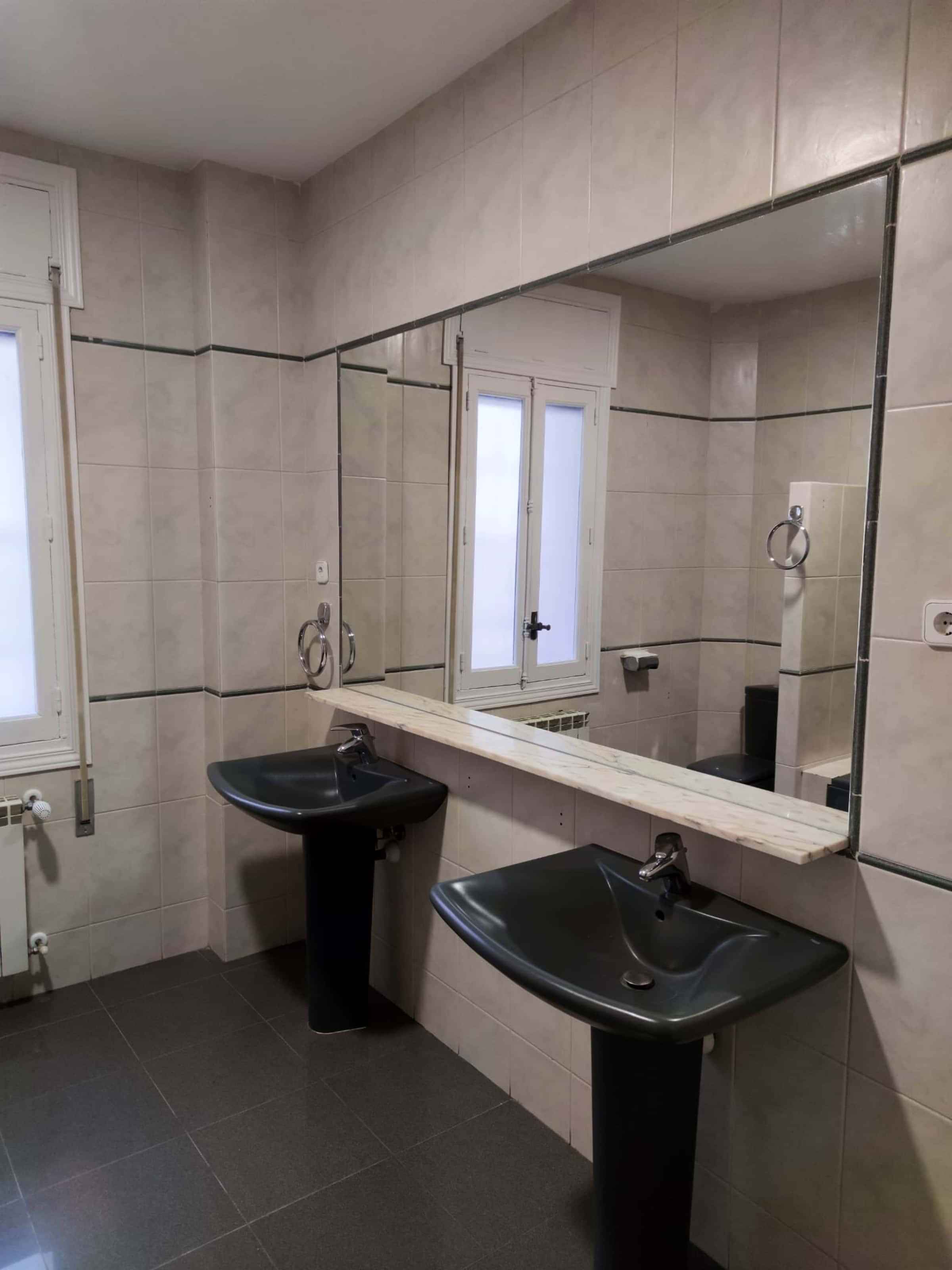 Habitación En Calle Luchana L410, Madrid - Madrid, Spain - Bathroom