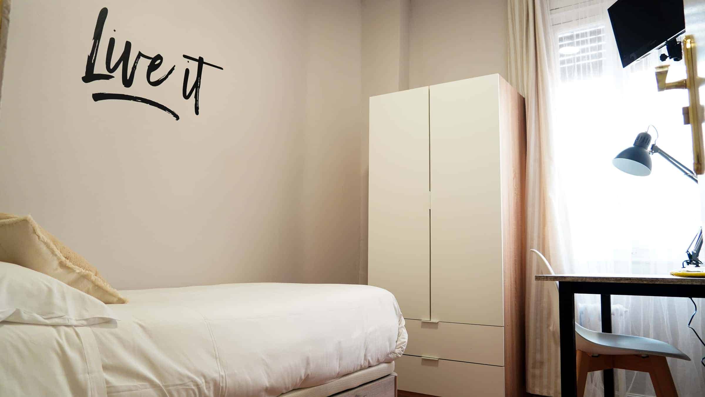 Bathroom?w=400&h=260&fit=crop&q=40&auto=format&trim=auto