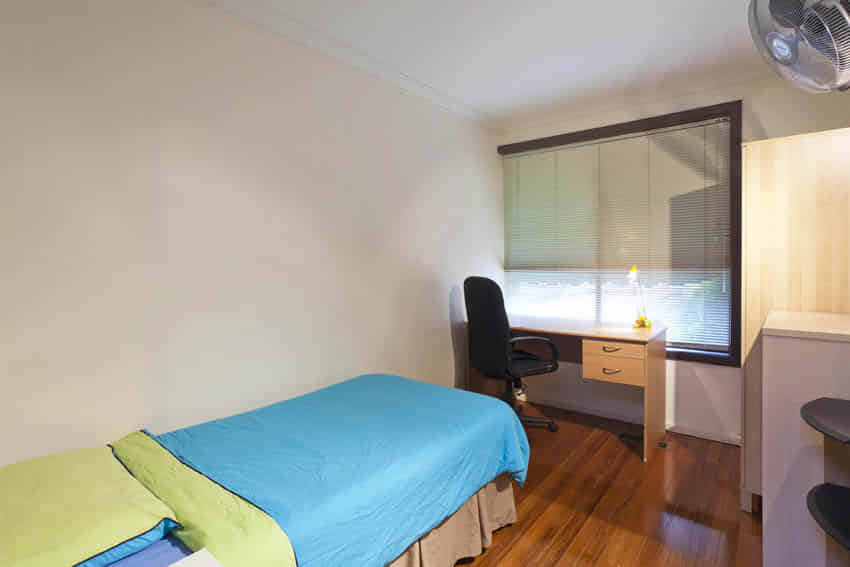 Room?w=400&h=260&fit=crop&q=40&auto=format&trim=auto