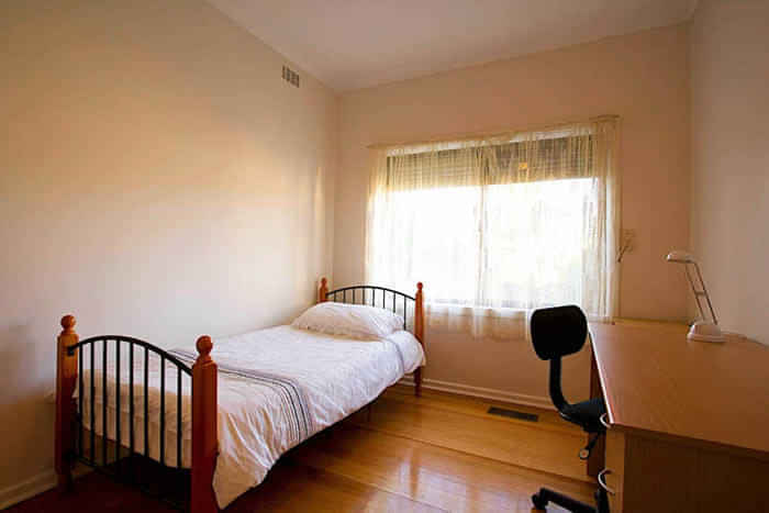 Room?w=400&h=260&fit=crop&q=40&auto=format&trim=auto