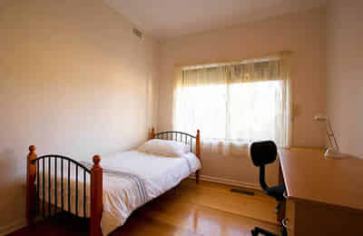 Room?w=400&h=260&fit=crop&q=40&auto=format&trim=auto