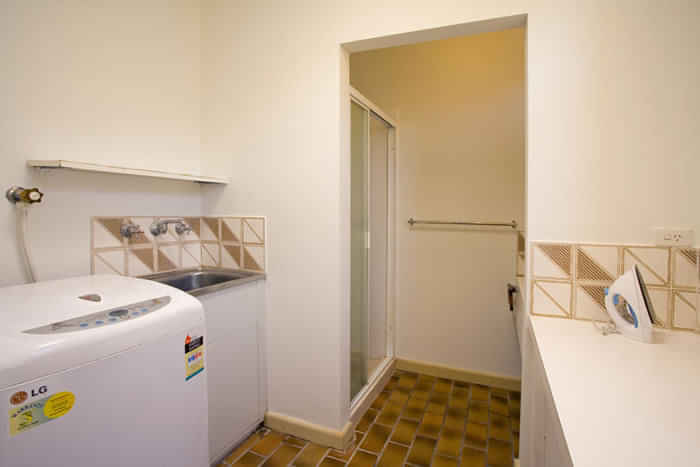 Exterior?w=400&h=260&fit=crop&q=40&auto=format&trim=auto