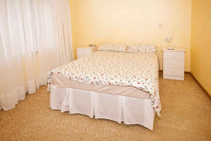 living room?w=400&h=260&fit=crop&q=40&auto=format&trim=auto