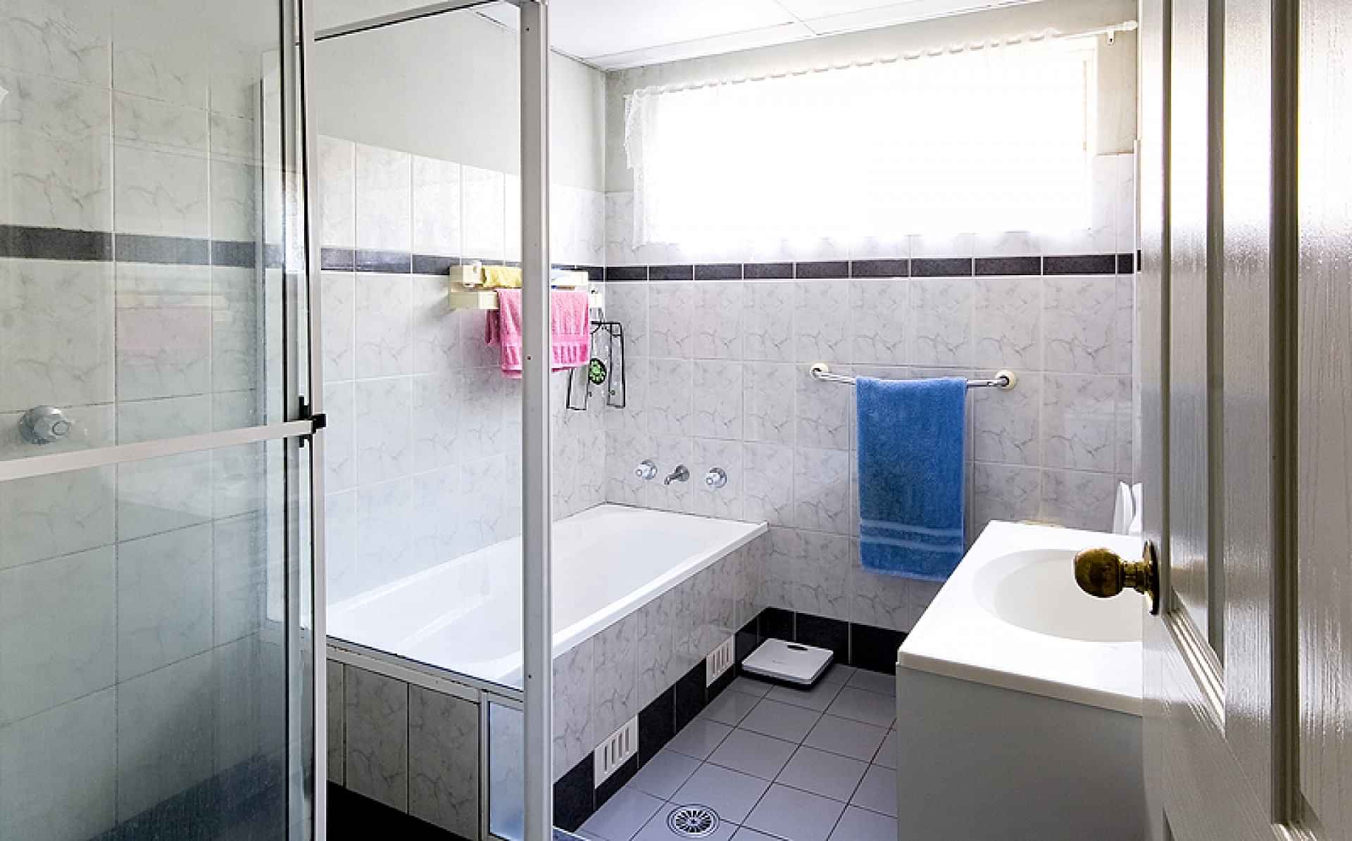 shared room?w=400&h=260&fit=crop&q=40&auto=format&trim=auto