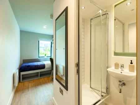 Exterior?w=400&h=260&fit=crop&q=40&auto=format&trim=auto