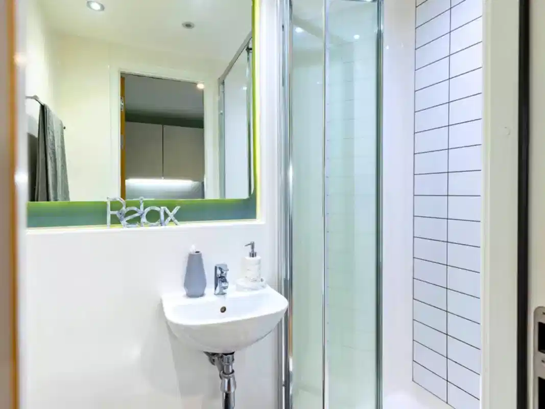 Exterior?w=400&h=260&fit=crop&q=40&auto=format&trim=auto