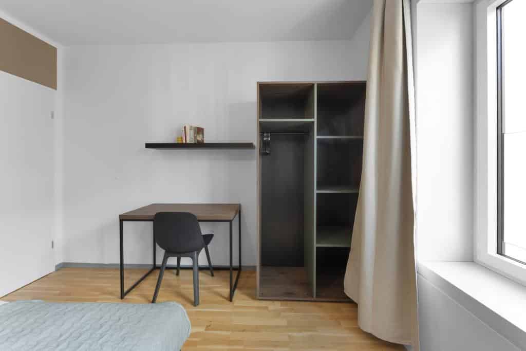 Exterior?w=400&h=260&fit=crop&q=40&auto=format&trim=auto