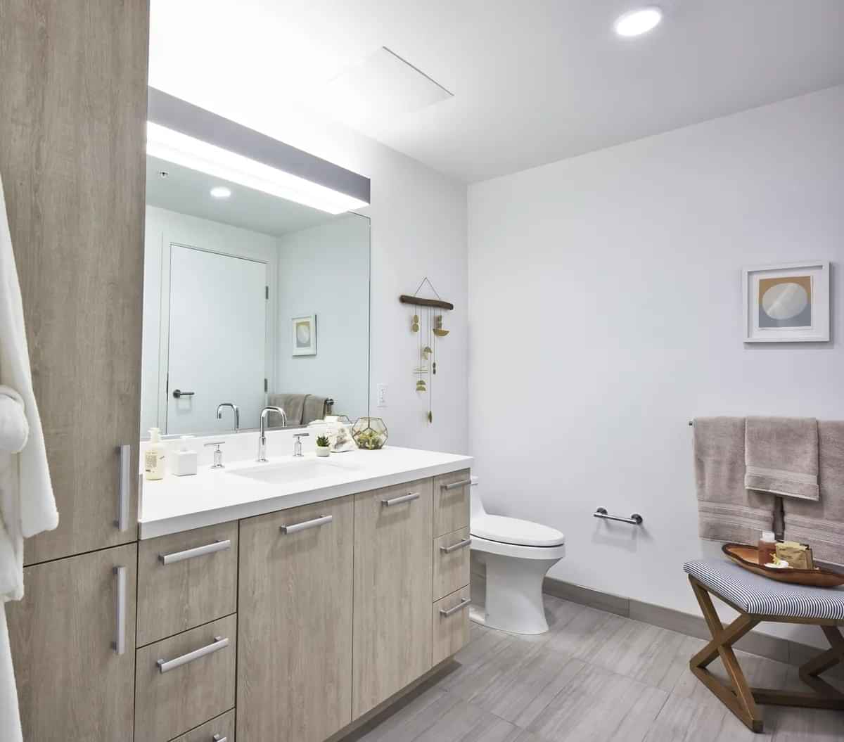 Exterior?w=400&h=260&fit=crop&q=40&auto=format&trim=auto