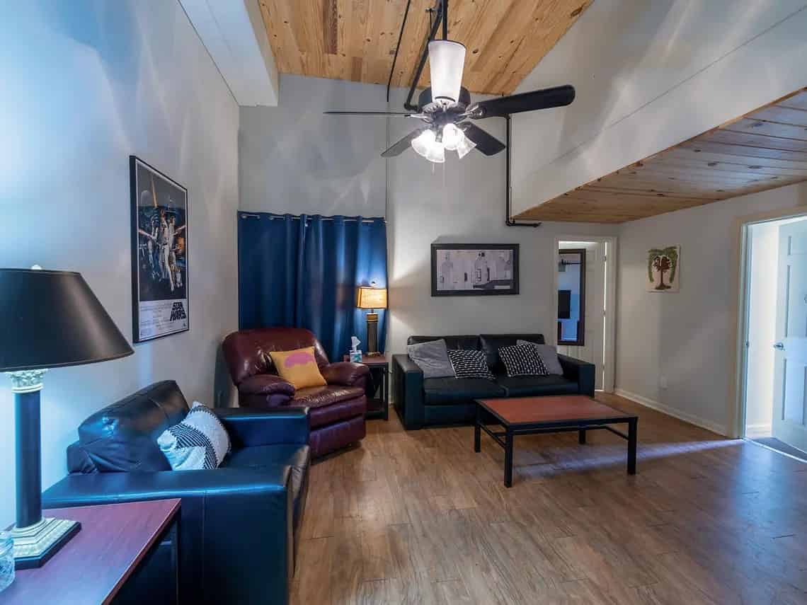 Common Area?w=400&h=260&fit=crop&q=40&auto=format&trim=auto