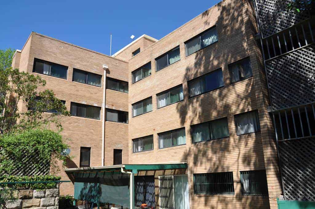 dining area?w=400&h=260&fit=crop&q=40&auto=format&trim=auto