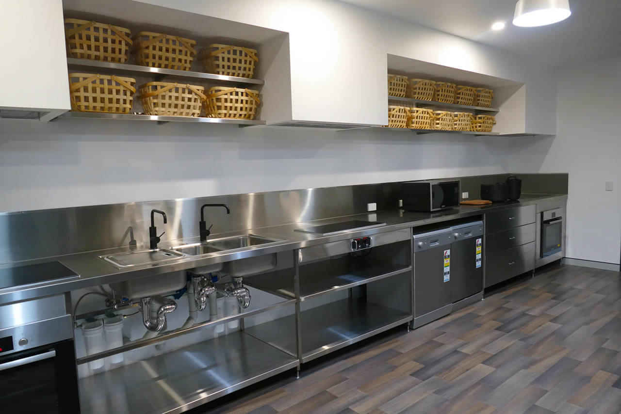 studio?w=400&h=260&fit=crop&q=40&auto=format&trim=auto