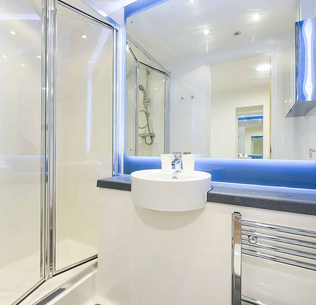 Exterior?w=400&h=260&fit=crop&q=40&auto=format&trim=auto