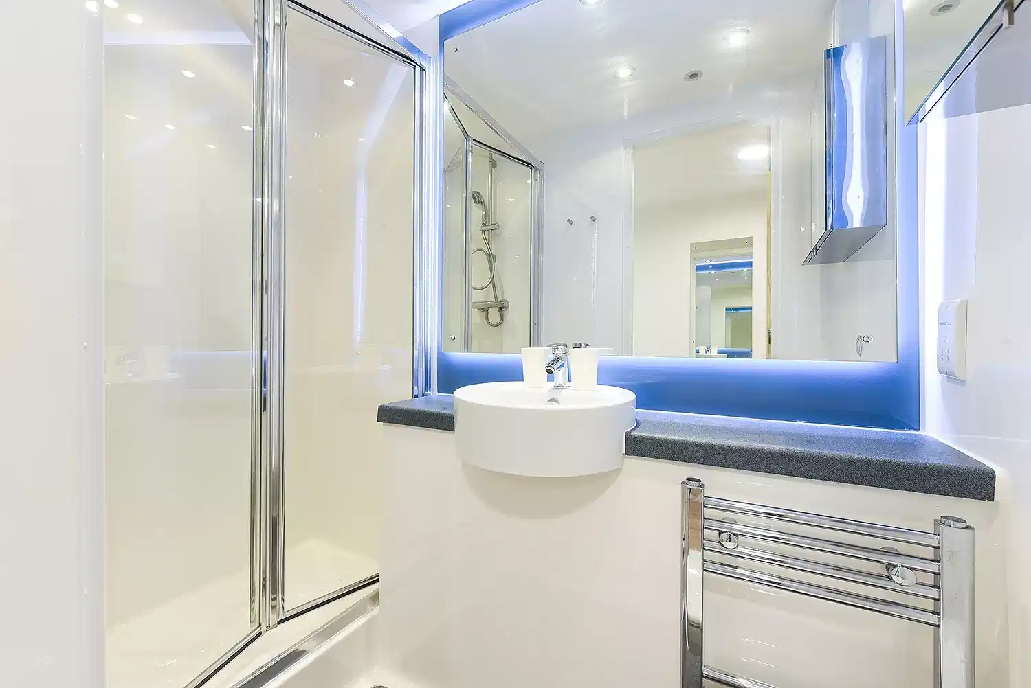 Amenities?w=400&h=260&fit=crop&q=40&auto=format&trim=auto