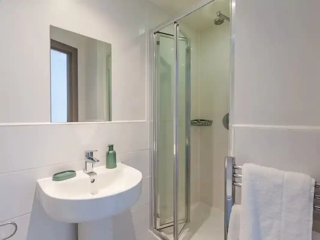 Common Area?w=400&h=260&fit=crop&q=40&auto=format&trim=auto