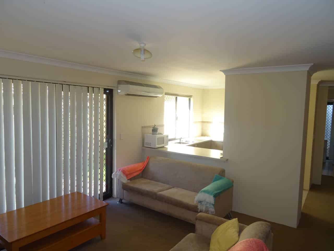 living room?w=400&h=260&fit=crop&q=40&auto=format&trim=auto