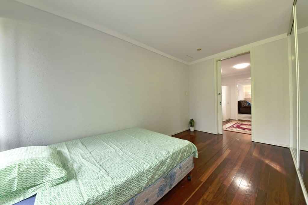 stairs?w=400&h=260&fit=crop&q=40&auto=format&trim=auto