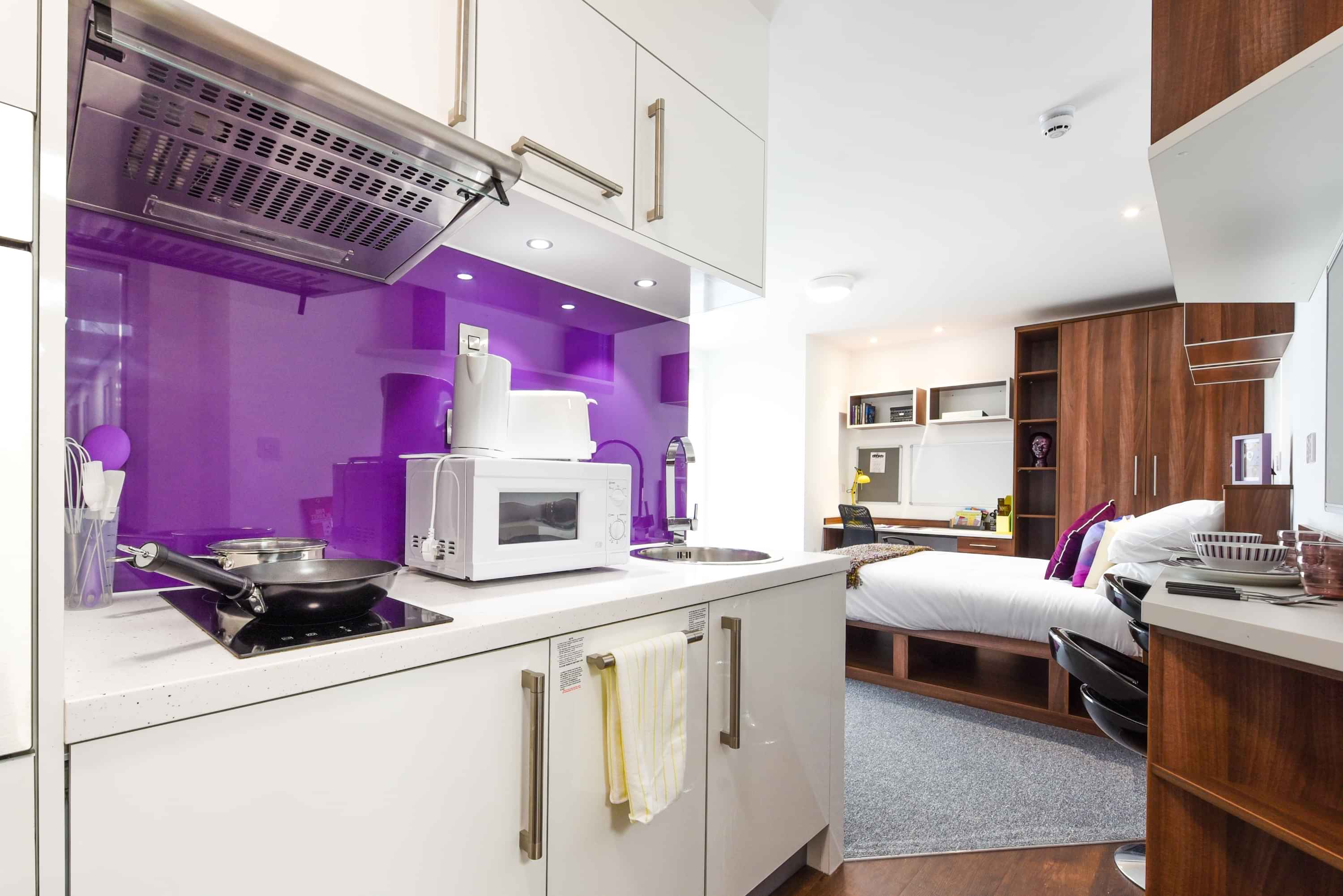 Common Area?w=400&h=260&fit=crop&q=40&auto=format&trim=auto