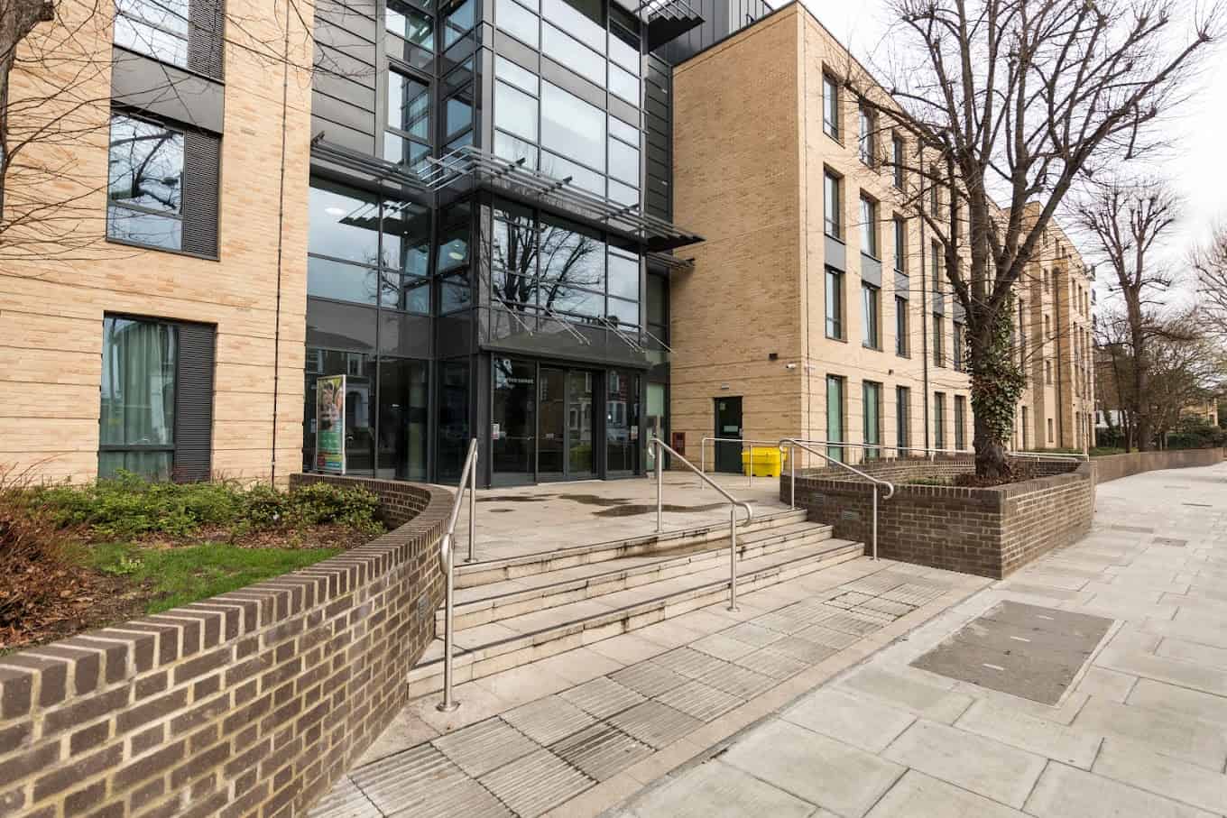 Exterior?w=400&h=260&fit=crop&q=40&auto=format&trim=auto