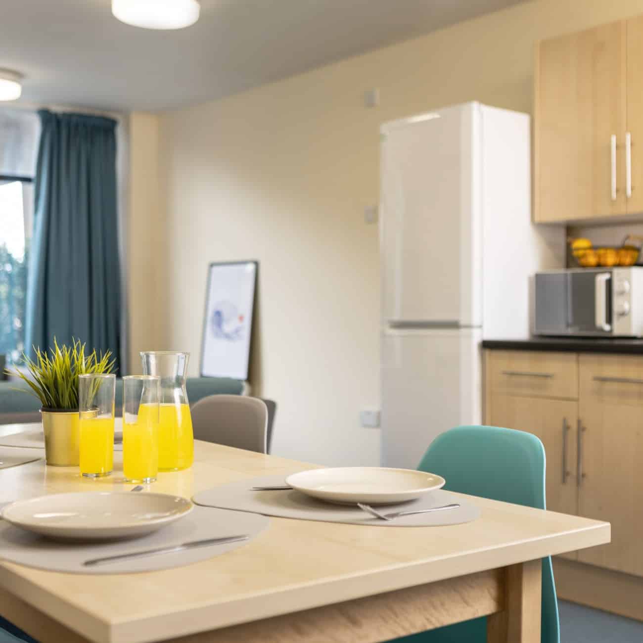 Exterior?w=400&h=260&fit=crop&q=40&auto=format&trim=auto