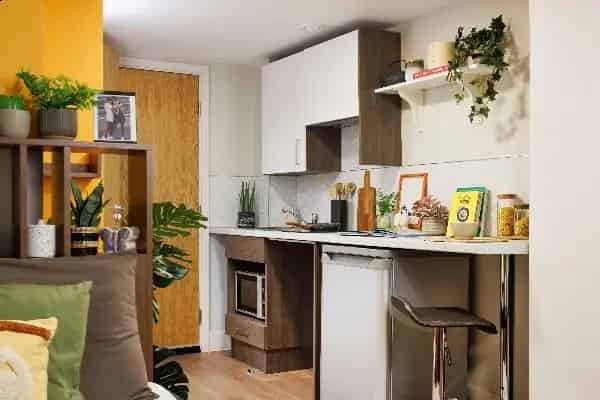 Common Area?w=400&h=260&fit=crop&q=40&auto=format&trim=auto