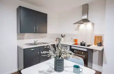 Amenities?w=400&h=260&fit=crop&q=40&auto=format&trim=auto