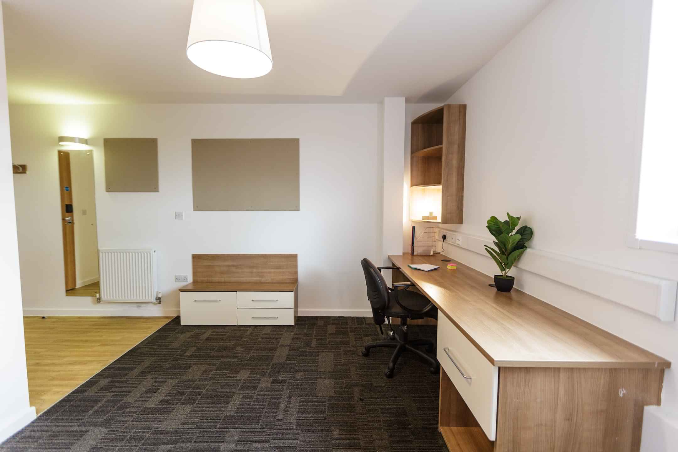 Exterior?w=400&h=260&fit=crop&q=40&auto=format&trim=auto