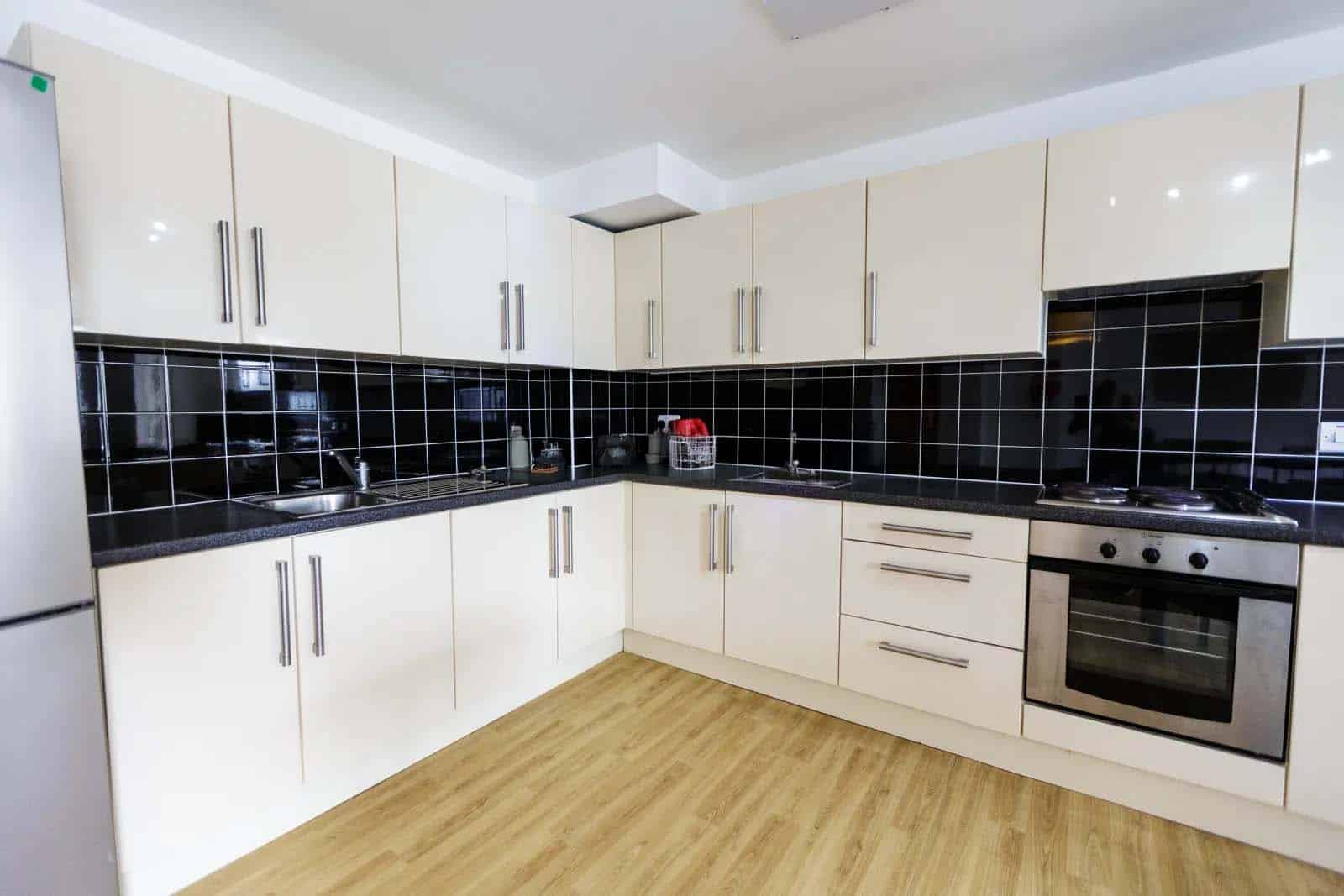 Exterior?w=400&h=260&fit=crop&q=40&auto=format&trim=auto