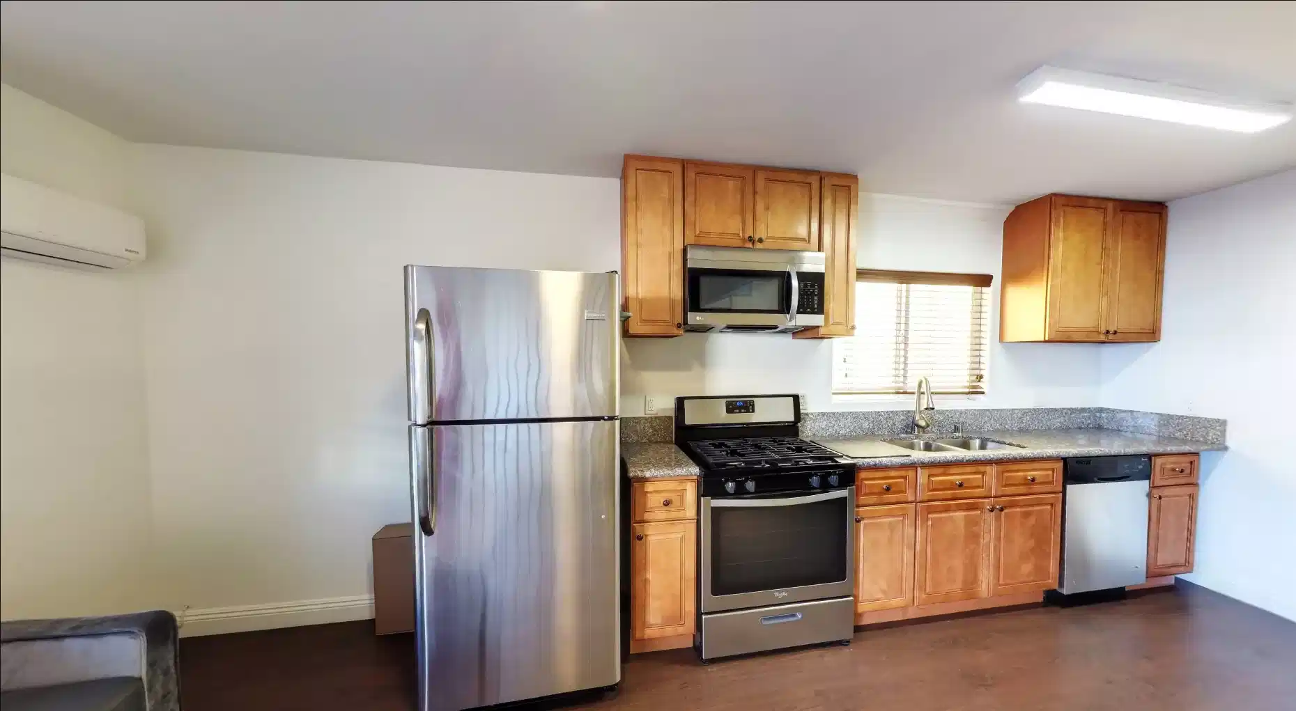 Exterior?w=400&h=260&fit=crop&q=40&auto=format&trim=auto