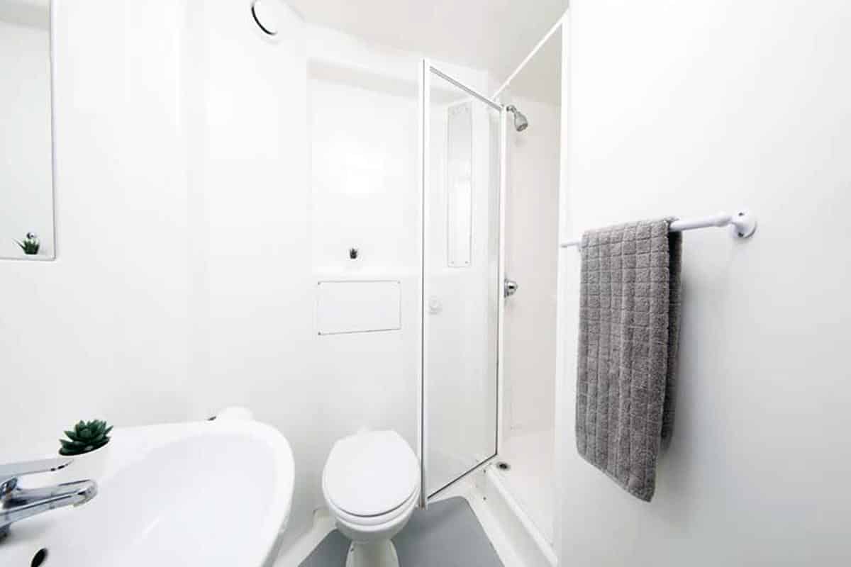 Amenities?w=400&h=260&fit=crop&q=40&auto=format&trim=auto