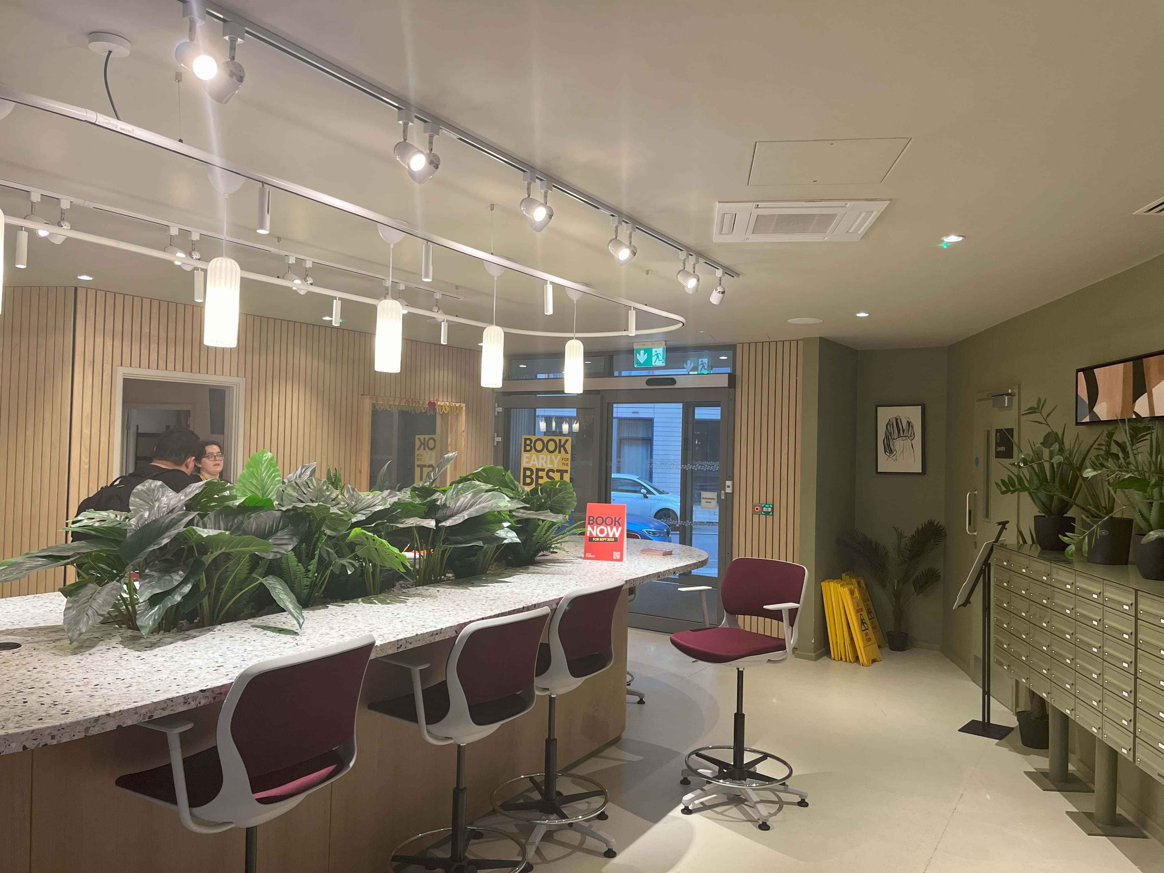 Amenities?w=400&h=260&fit=crop&q=40&auto=format&trim=auto