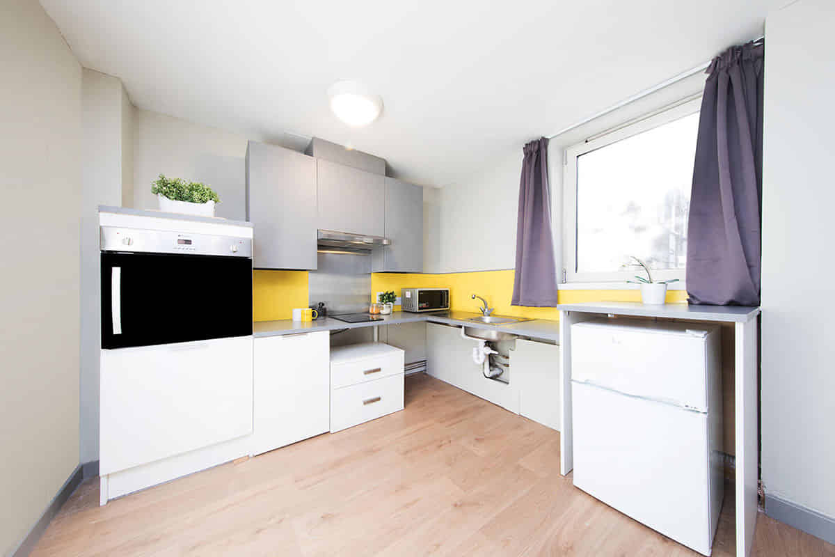 Exterior?w=400&h=260&fit=crop&q=40&auto=format&trim=auto