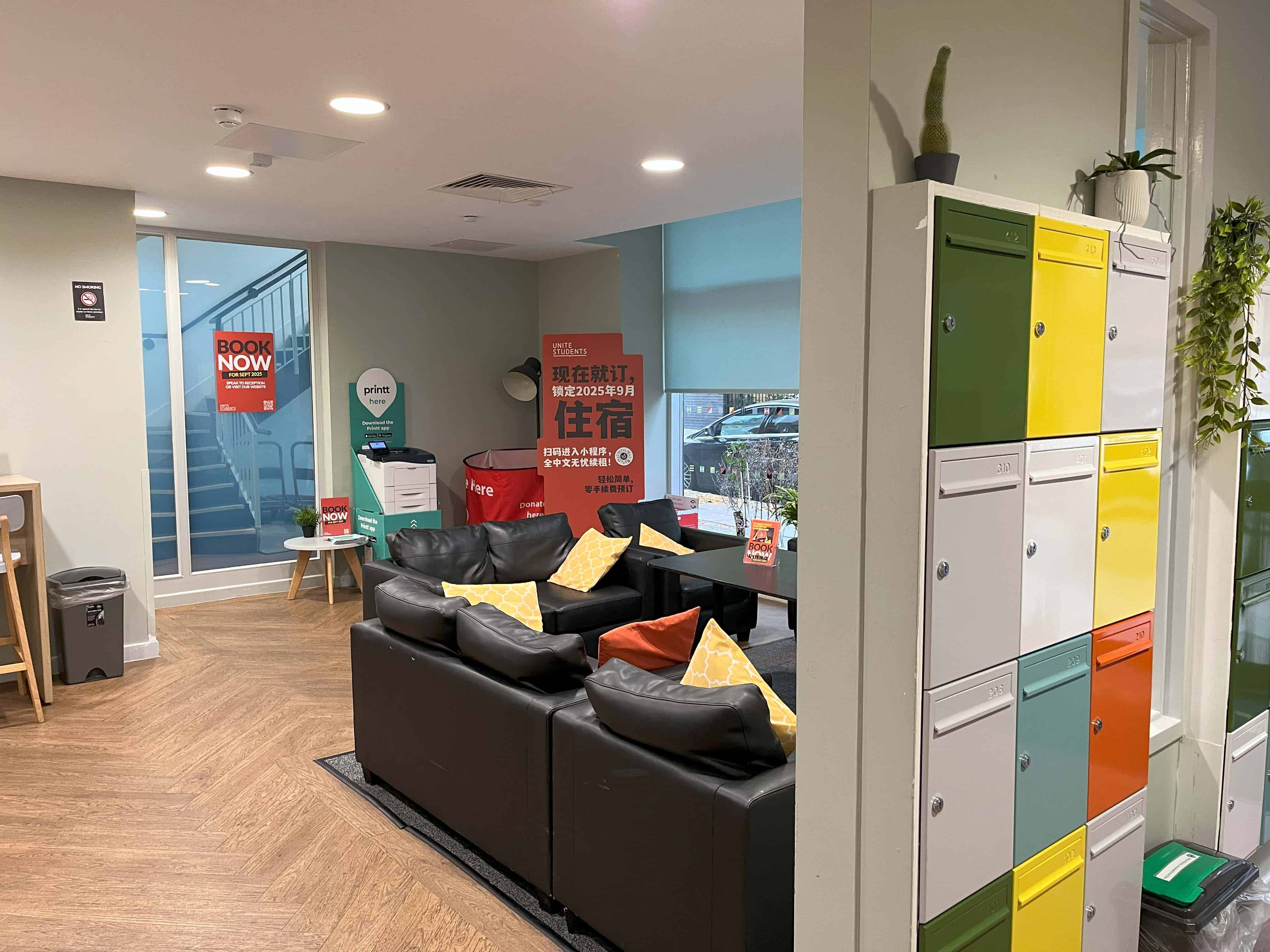 Exterior?w=400&h=260&fit=crop&q=40&auto=format&trim=auto