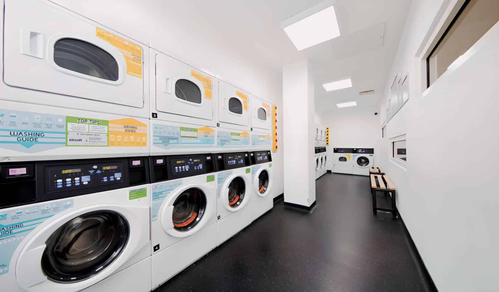 Exterior?w=400&h=260&fit=crop&q=40&auto=format&trim=auto