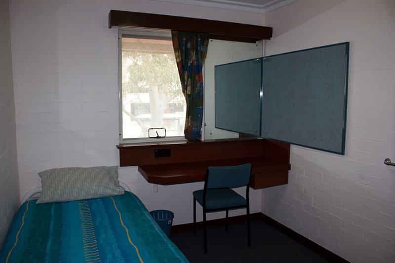 games room?w=400&h=260&fit=crop&q=40&auto=format&trim=auto