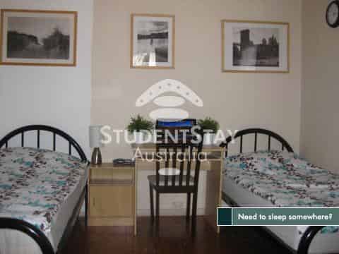 single room?w=400&h=260&fit=crop&q=40&auto=format&trim=auto