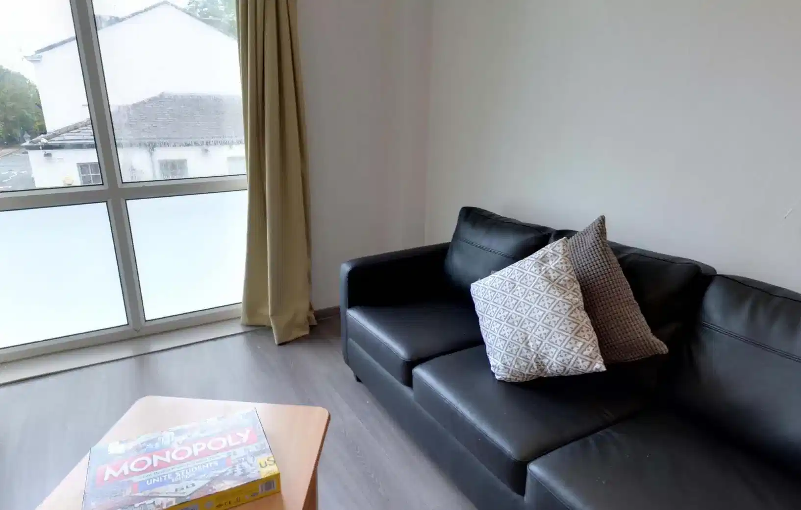 Common Area?w=400&h=260&fit=crop&q=40&auto=format&trim=auto