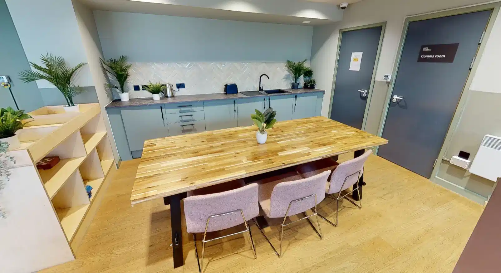 Common Area?w=400&h=260&fit=crop&q=40&auto=format&trim=auto