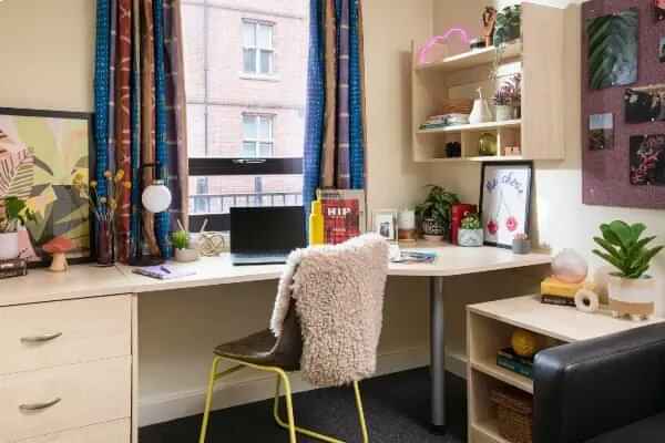 Exterior?w=400&h=260&fit=crop&q=40&auto=format&trim=auto