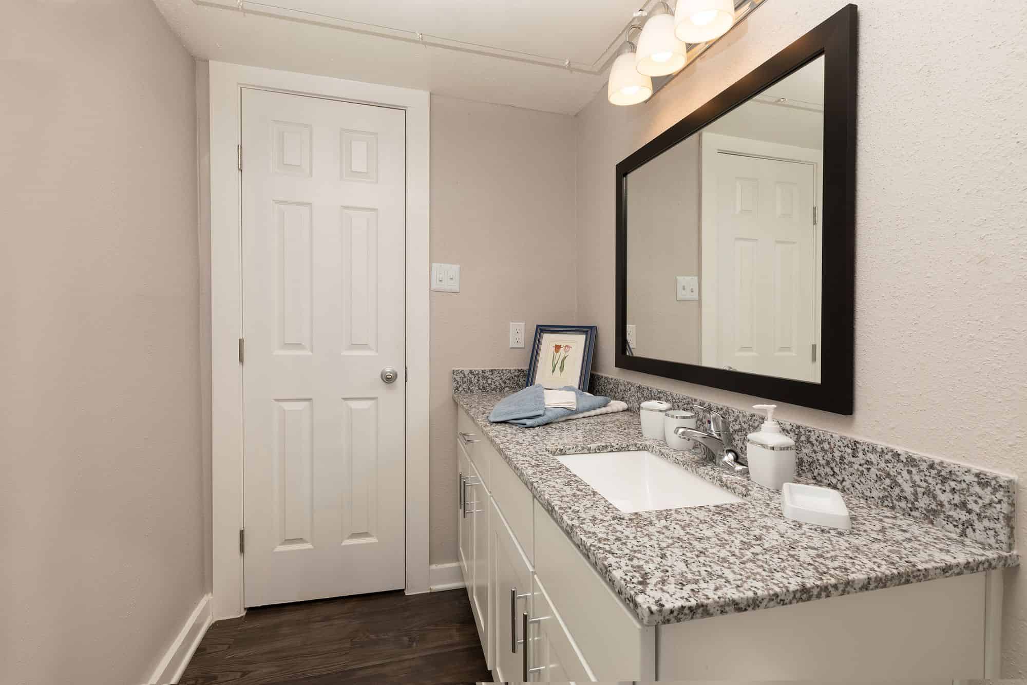 Lakeshore Apartments And Townhouses, Houston - Houston, Texas, United States - Bathroom
