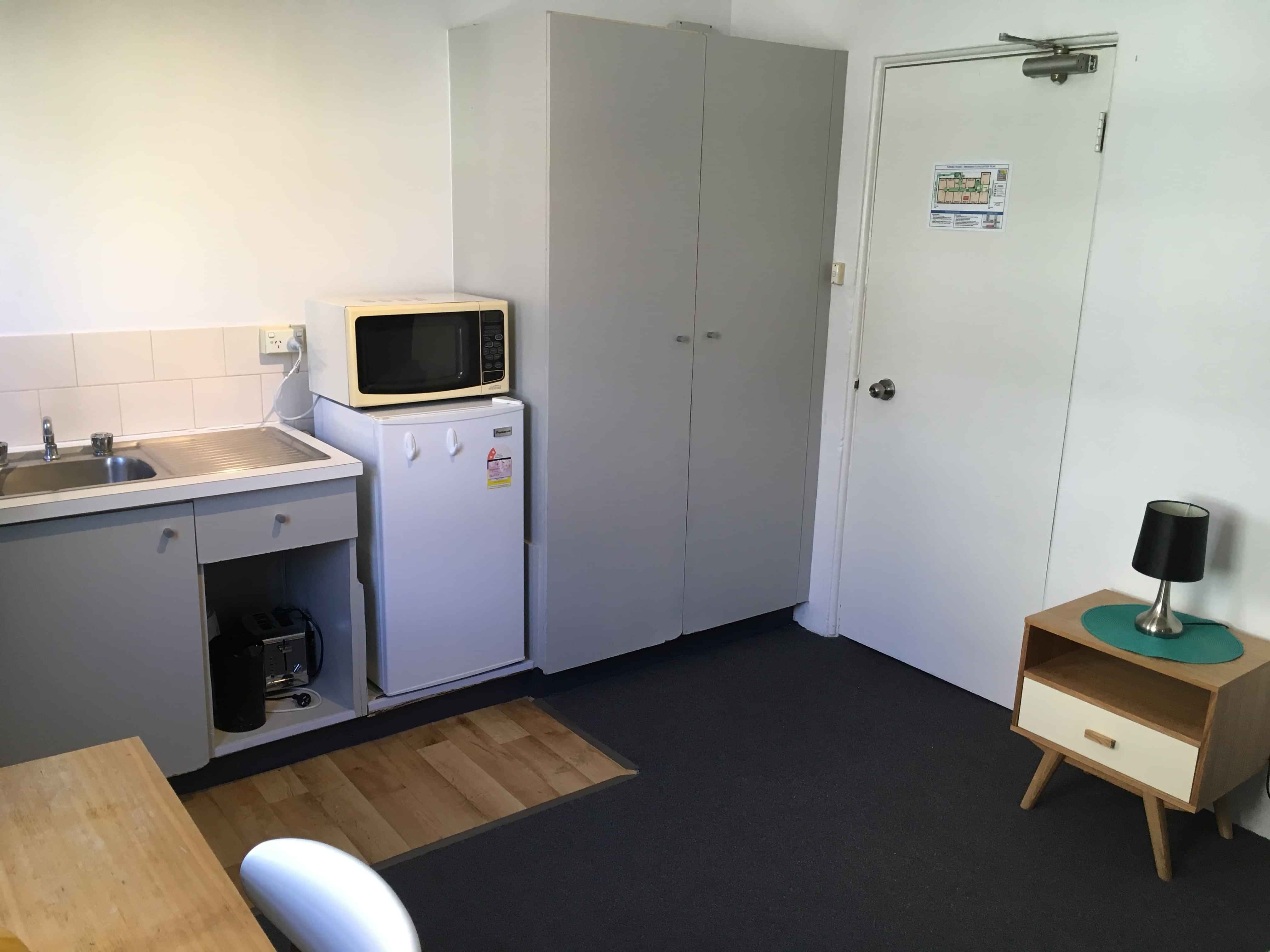 Exterior?w=400&h=260&fit=crop&q=40&auto=format&trim=auto