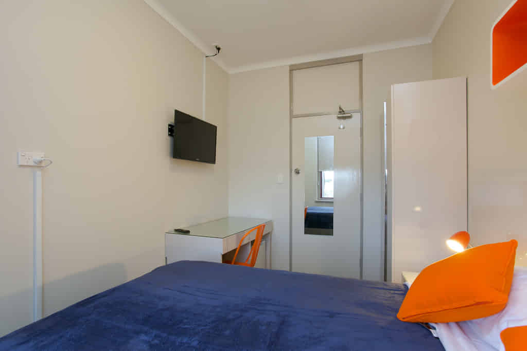 Kitchen?w=400&h=260&fit=crop&q=40&auto=format&trim=auto