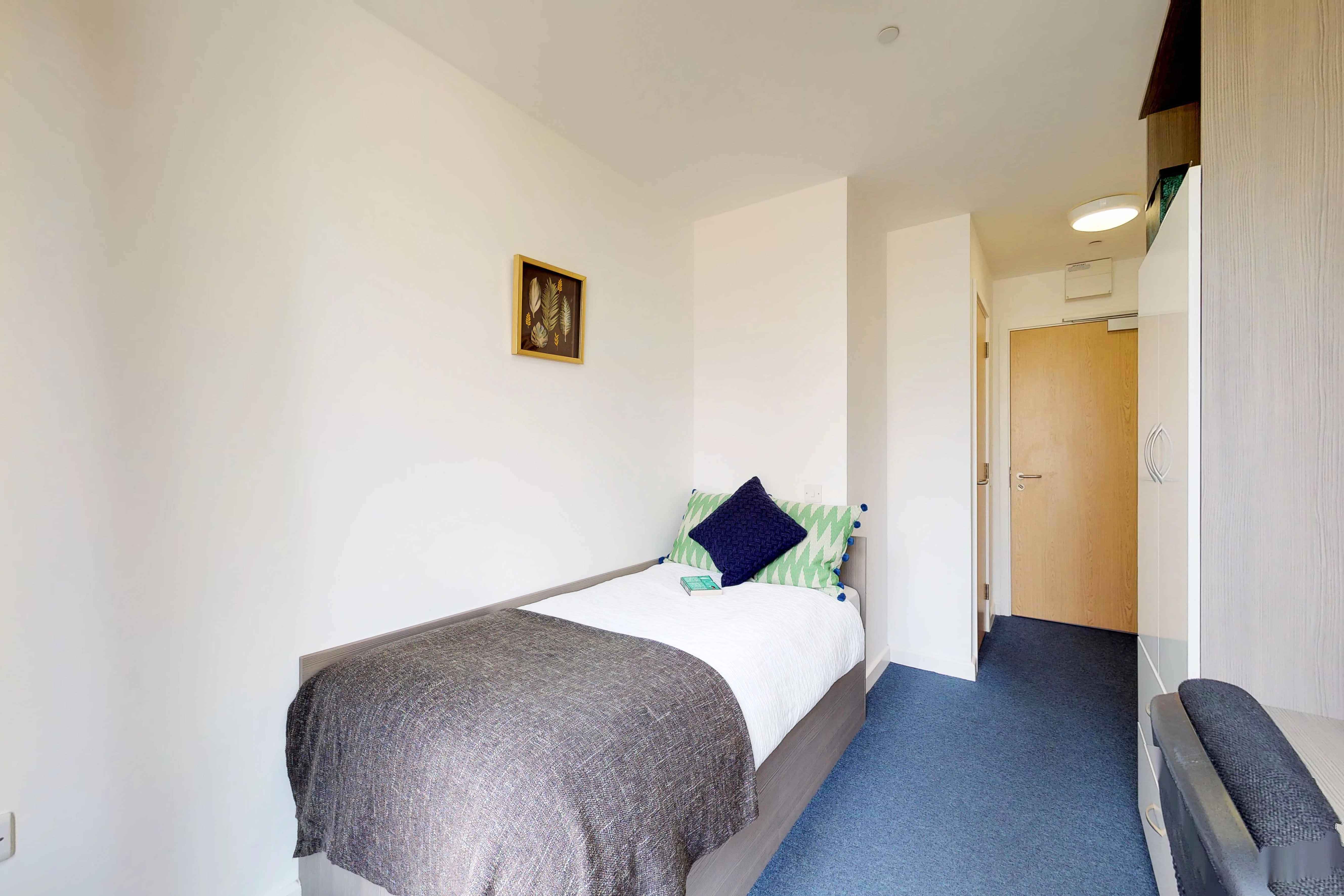 Exterior?w=400&h=260&fit=crop&q=40&auto=format&trim=auto