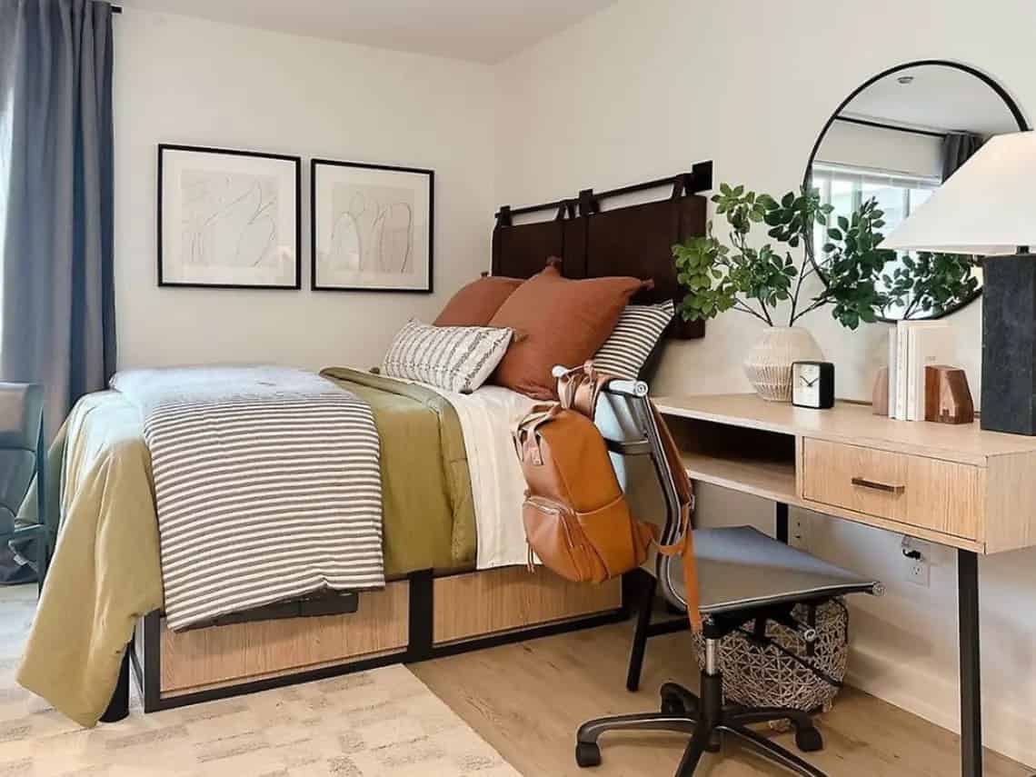 Exterior?w=400&h=260&fit=crop&q=40&auto=format&trim=auto