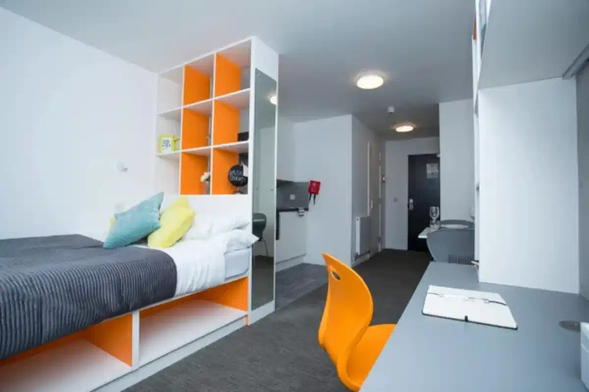 Common Area?w=400&h=260&fit=crop&q=40&auto=format&trim=auto