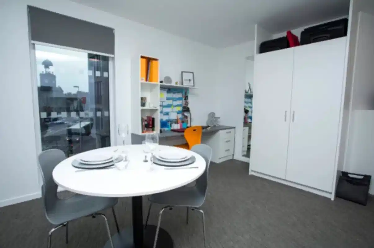 Common Area?w=400&h=260&fit=crop&q=40&auto=format&trim=auto