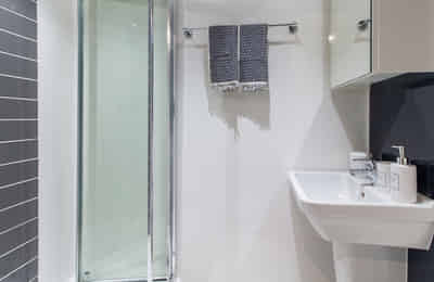 Amenities?w=400&h=260&fit=crop&q=40&auto=format&trim=auto